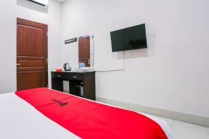 Televiisor ja/või meelelahutuskeskus majutusasutuses RedDoorz at Seindo Hotel Medan