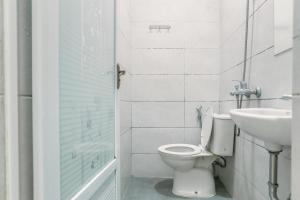 Vannituba majutusasutuses RedDoorz at Seindo Hotel Medan
