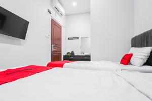 Voodi või voodid majutusasutuse RedDoorz at Seindo Hotel Medan toas