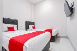 Televiisor ja/või meelelahutuskeskus majutusasutuses RedDoorz at Seindo Hotel Medan