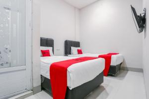 Voodi või voodid majutusasutuse RedDoorz at Seindo Hotel Medan toas