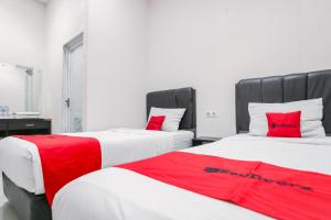 Postel nebo postele na pokoji v ubytování RedDoorz at Seindo Hotel Medan