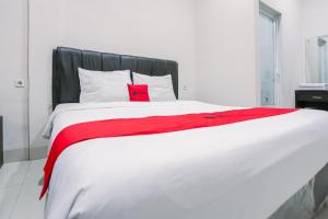 Voodi või voodid majutusasutuse RedDoorz at Seindo Hotel Medan toas