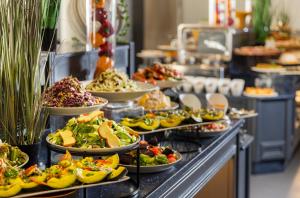 エルサレムにあるBrown Jerusalem Hotelのたくさんの料理が並んだビュッフェ