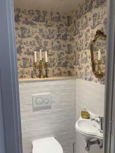 a bathroom with a toilet and a sink at Le Karlstrom - Charmante maison au coeur du Viel Antibes in Antibes