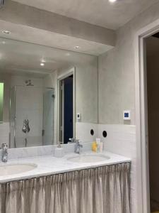 a bathroom with two sinks and a large mirror at Le Karlstrom - Charmante maison au coeur du Viel Antibes in Antibes +7 photos