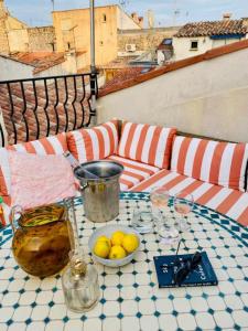 a table with a bowl of lemons on a balcony at Le Karlstrom - Charmante maison au coeur du Viel Antibes in Antibes