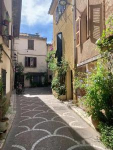 an alley in an old town with a cobblestone at Le Karlstrom - Charmante maison au coeur du Viel Antibes in Antibes