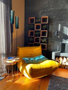 un grande letto giallo in una stanza con tavolo di Basilica Panorama Luxury a Budapest Altre 8 foto