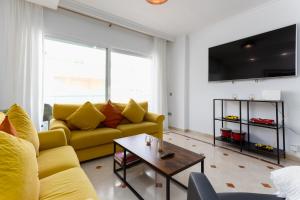 TV/Unterhaltungsangebot in der Unterkunft MTR - Marbella Temporary Rent Two Bedrooms Apartment Av del Mar
