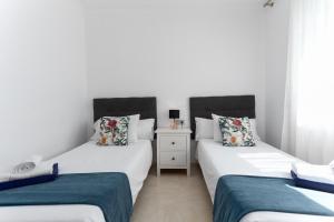 Ein Bett oder Betten in einem Zimmer der Unterkunft MTR - Marbella Temporary Rent Two Bedrooms Apartment Av del Mar