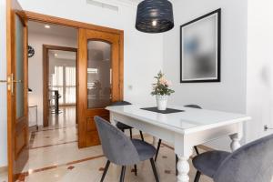 TV/Unterhaltungsangebot in der Unterkunft MTR - Marbella Temporary Rent Two Bedrooms Apartment Av del Mar