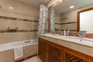 ein Badezimmer mit Waschbecken, Badewanne und Spiegel in der Unterkunft MTR - Marbella Temporary Rent Two Bedrooms Apartment Av del Mar in Marbella
