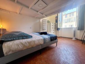 Ένα ή περισσότερα κρεβάτια σε δωμάτιο στο Le Provençal du marché - T3 dans Vieil Antibes