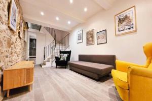 salon z kanapą i krzesłem w obiekcie Le Godart - Au coeur du Vieil Antibes w mieście Antibes