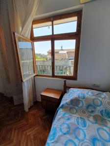 um quarto com uma cama e uma janela em Nazmir's Guesthouse Shkoder em Shkodër