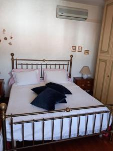 Giường trong phòng chung tại vista suggestiva con ampi spazi
