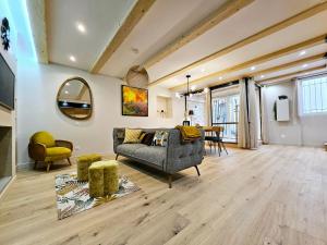 ein Wohnzimmer mit Sofa und Tisch in der Unterkunft Le Magnum Riviera - Maison Proche de la Plage in Antibes