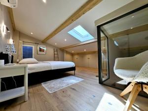 ein Schlafzimmer mit Bett, Schreibtisch und Fenster in der Unterkunft Le Magnum Riviera - Maison Proche de la Plage in Antibes