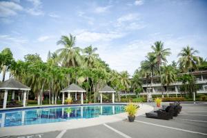 Bazén v ubytování Waterfront Insular Hotel Davao nebo v jeho okolí
