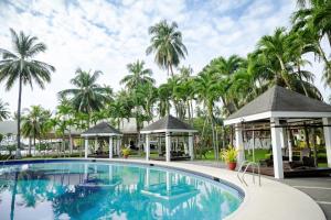 Bazén v ubytování Waterfront Insular Hotel Davao nebo v jeho okolí