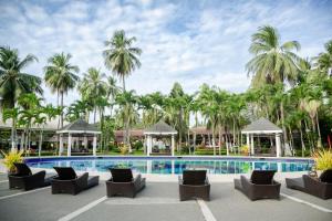 Bazén v ubytování Waterfront Insular Hotel Davao nebo v jeho okolí