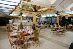 Restaurace v ubytování Waterfront Insular Hotel Davao