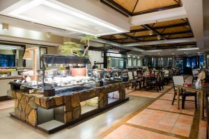 Restaurace v ubytování Waterfront Insular Hotel Davao