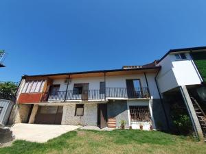 uma casa velha com varanda e sacada em Nazmir's Guesthouse Shkoder em Shkodër