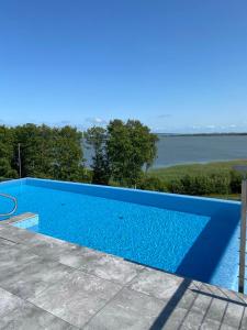 Piscina de la sau aproape de Sea&Lake Stylish Apartment with Air Conditioning and Parking near the beach in Mielno by Noclegi Renters