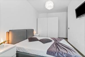 En eller flere senge i et værelse på Divin Apartments Beach Resort + 95 billeder