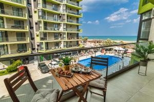 En balkon eller terrasse på Divin Apartments Beach Resort