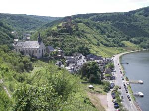 una pequeña ciudad en una colina junto a un río en Ferienwohnung Moselpension Gwosch, en Bruttig-Fankel