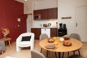 a kitchen and dining room with a table and chairs at Tèrra d'Automne by Rahault ConciergerieDameCarcas in Carcassonne