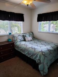 Кровать или кровати в номере Tropical Streamside Central Oahu Home