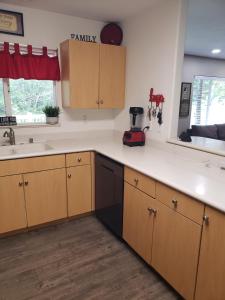 Кухня или мини-кухня в Tropical Streamside Central Oahu Home
