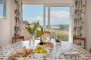 埃克斯茅斯Lark Rise的一张餐桌,享有窗户的景色