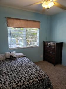 Кровать или кровати в номере Tropical Streamside Central Oahu Home +9 фотографий