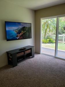 Телевизор и/или развлекательный центр в Tropical Streamside Central Oahu Home