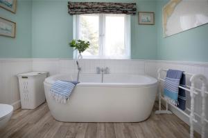 埃克斯茅斯Lark Rise的带窗户的浴室里的白色浴缸 更多48张照片