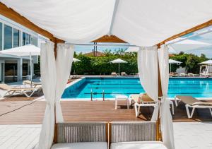 Bazén v ubytování HR Resort nebo v jeho okolí