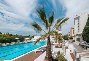 Bazén v ubytování HR Resort nebo v jeho okolí