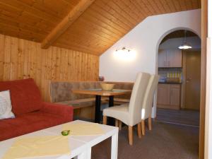ein Wohnzimmer mit einem Sofa und einem Tisch in der Unterkunft Haus Jank in Weissensee