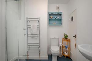 une salle de bain avec toilettes, douche et lavabo dans l'établissement Thyme Cottage, à East Budleigh 23 autres photos