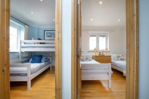 een slaapkamer met een stapelbed en een woonkamer bij Balamory in Exmouth