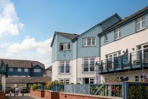 een rij huizen met mensen die ervoor lopen bij Balamory in Exmouth