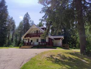 VehkataipaleRevonmaja的山丘上带车道的房子