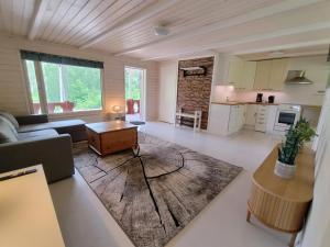 ein Wohnzimmer mit Sofa und Tisch in der Unterkunft Revonmaja in Vehkataipale
