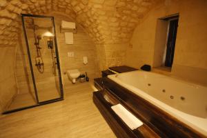 Un baño con bañera y ducha y un inodoro. en Arangah Otel, en Sanlıurfa