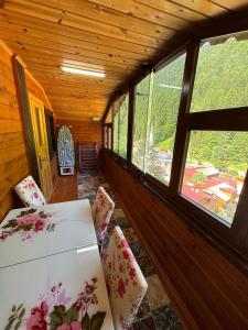 a room with a table and chairs in a cabin at Mavera Suite in Uzungöl